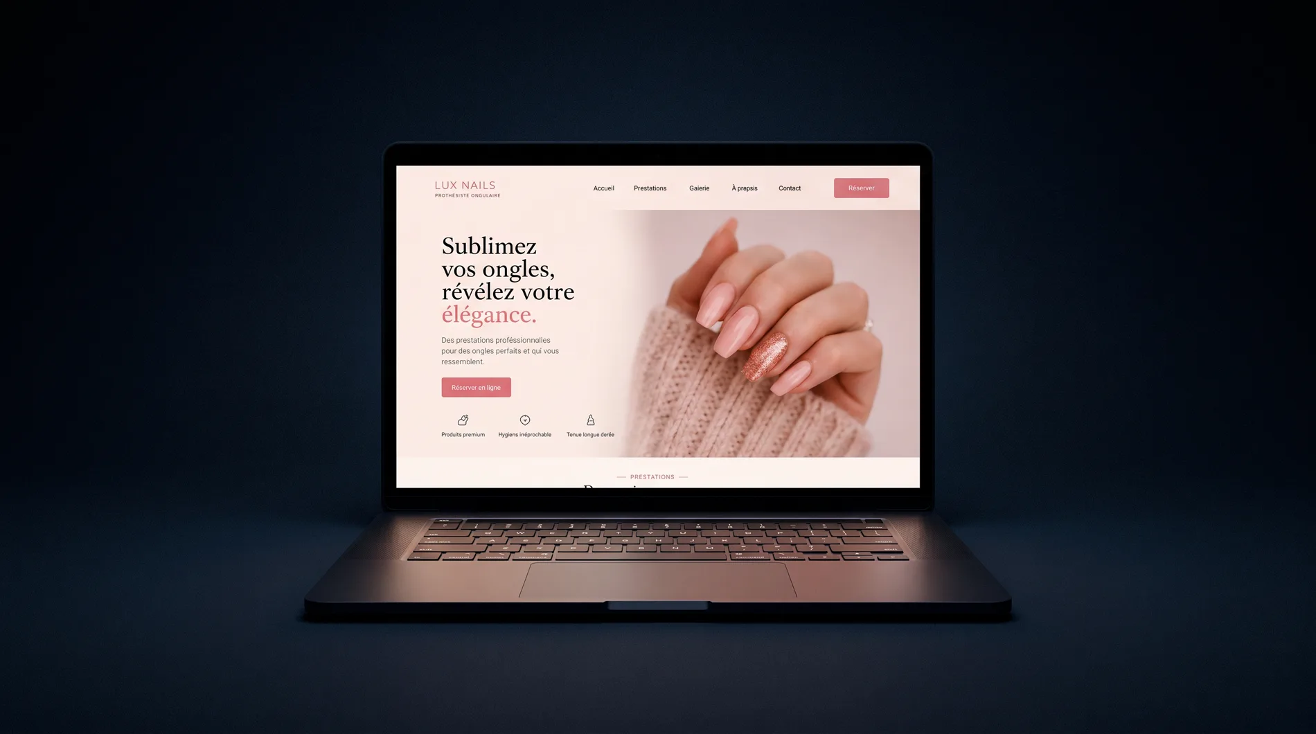 Un ordinateur affichant le site d'une cliente